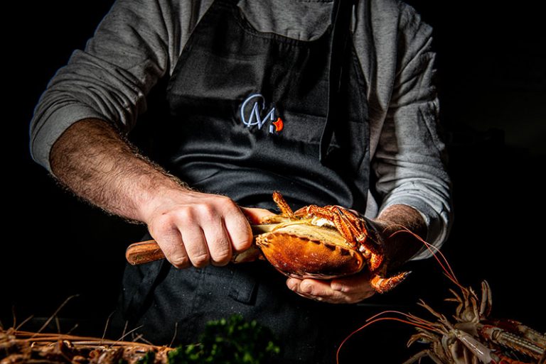 Un poissonnier Cigale des Mers au travail
